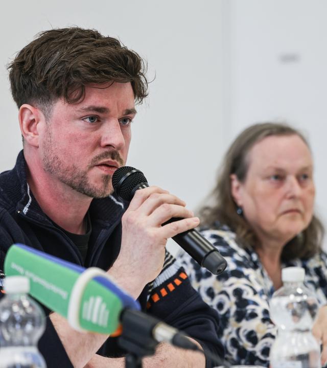 Antonius Michelmann (l), Bruder der in Syrien inhaftierten Eva Maria Michelmann, spricht auf einer Pressekonferenz neben seiner Mutter Rotraut Hake-Michelmann am 27.04.2026 in Köln, Nordrhein-Westfalen.