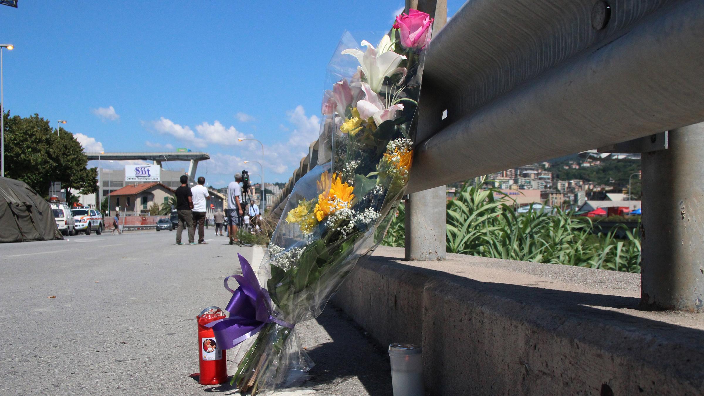 Blumenstrauß für Opfer des Brückeneinsturzes in Genua