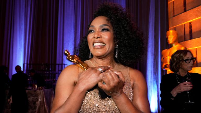 Angela Bassett mit einem Ehrenoscar in der Hand