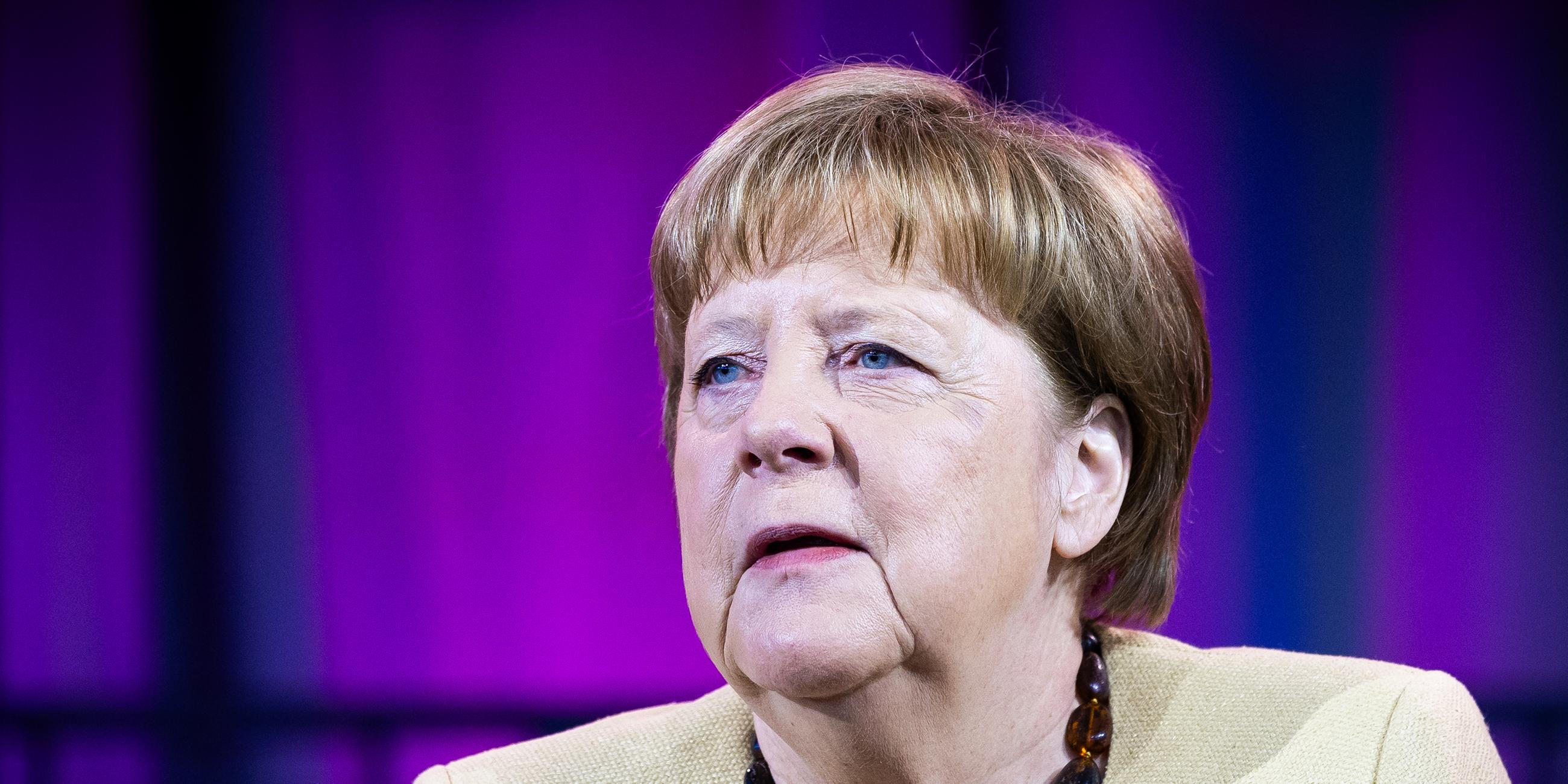 Altkanzlerin Angela Merkel steht bei ihrem Besuch des 39. Deutschen Evangelischen Kirchentages auf einer Bühne.