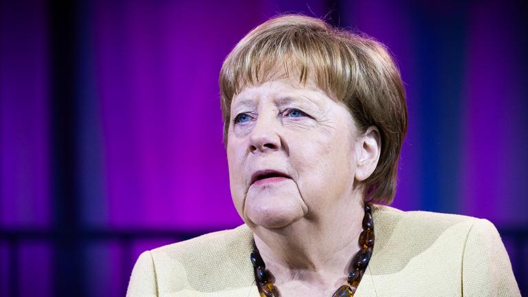 Altkanzlerin Angela Merkel steht bei ihrem Besuch des 39. Deutschen Evangelischen Kirchentages auf einer Bühne.