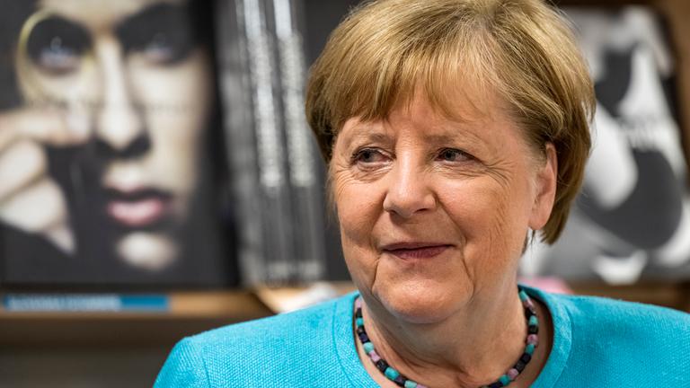 Die ehemalige deutsche Bundeskanzlerin Angela Merkel signierte am 03.06.2025 im Luxor Palace of Books im Zentrum von Prag, Tschechien, ihre Memoiren mit dem Titel „Freiheit“. 