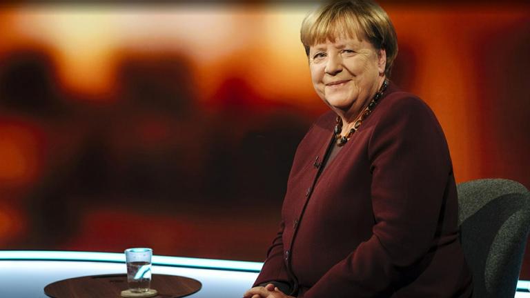 Screenshot aus Video:  Bundeskanzlerin a.D. Angela Merkel zu Gast bei Eva Lindenau