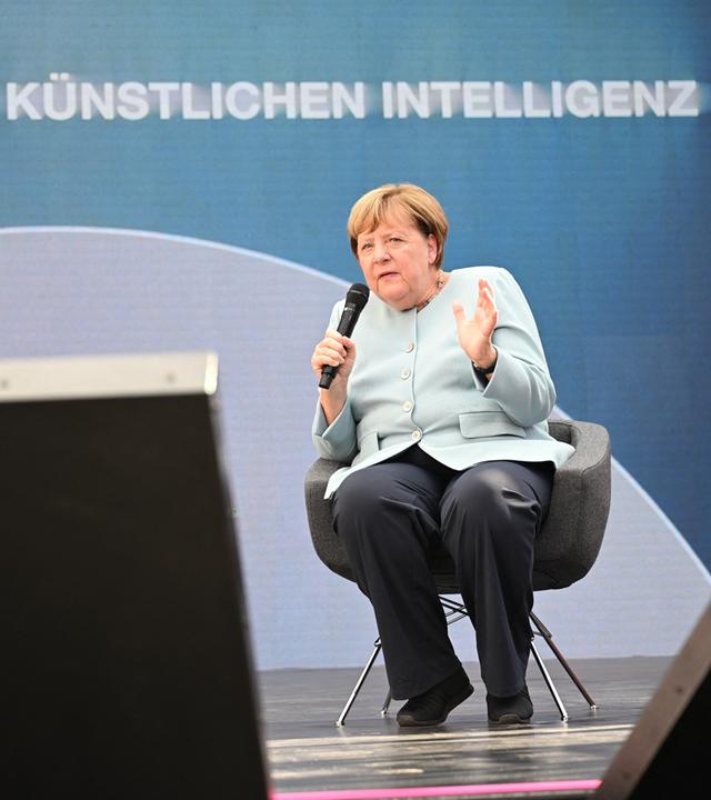 Nordrhein-Westfalen, Köln: Altkanzlerin Angela Merkel (CDU) sitzt bei der Telekom-Digitalkonferenz Digital X auf der Bühne und spricht über das Thema Freiheit in Zeiten der Künstlichen Intelligenz.
