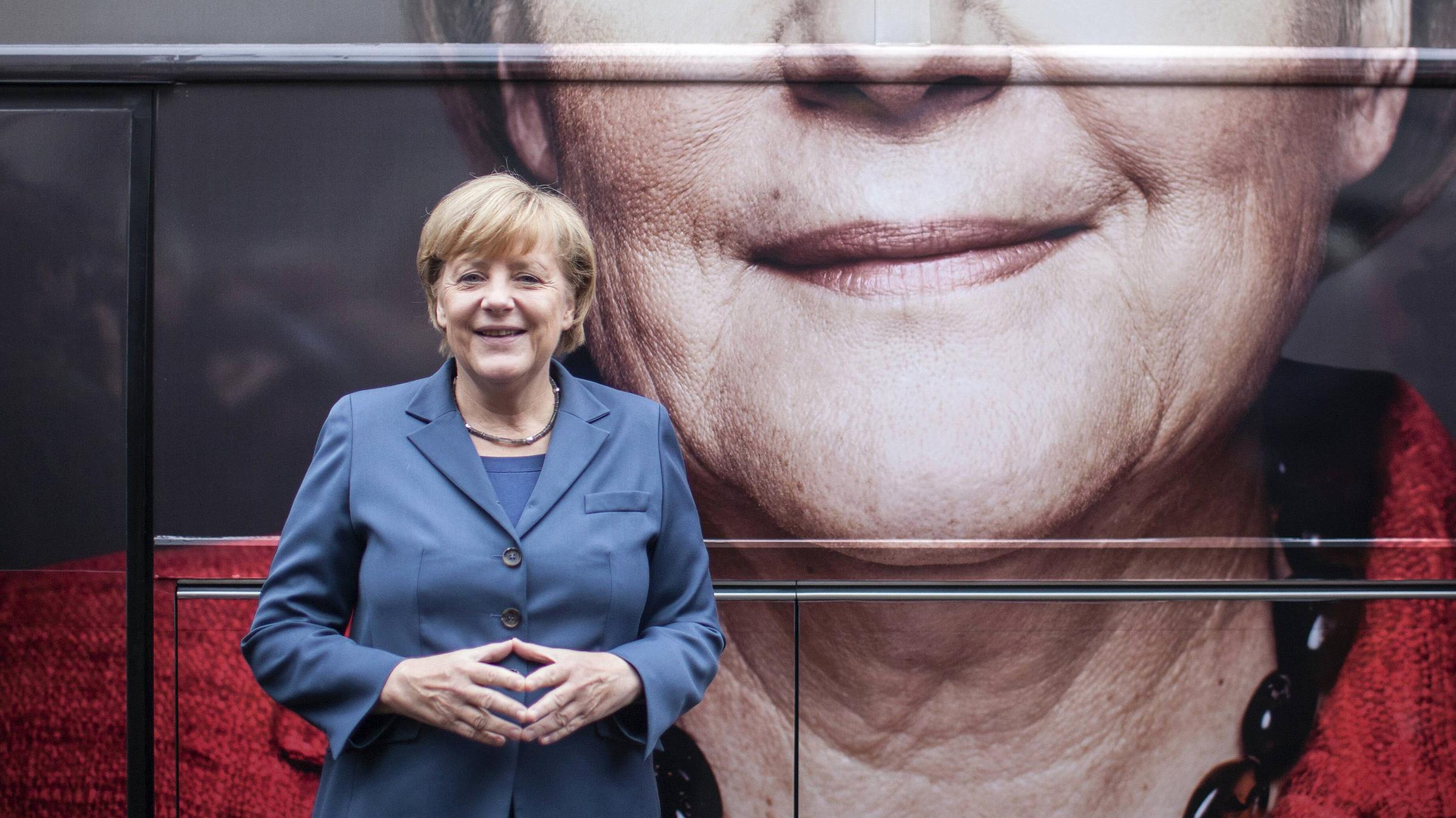 Bundeskanzlerin Angela Merkel posiert 2013 vor dem Konrad Adenauer Haus