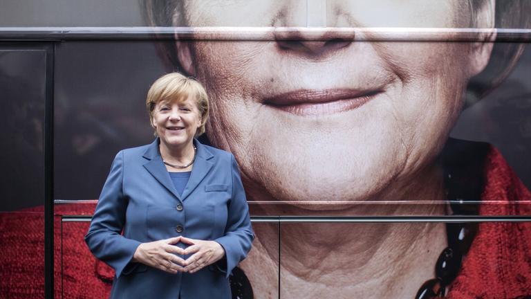 Bundeskanzlerin Angela Merkel posiert 2013 vor dem Konrad Adenauer Haus