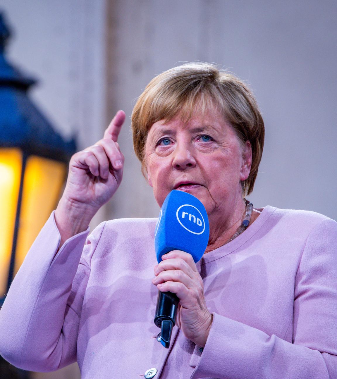 Ex-Bundeskanzlerin Angela Merkel (CDU) beantwortet bei einer Gesprächsrunde im Schlossinnenhof die Fragen von Bürgern.