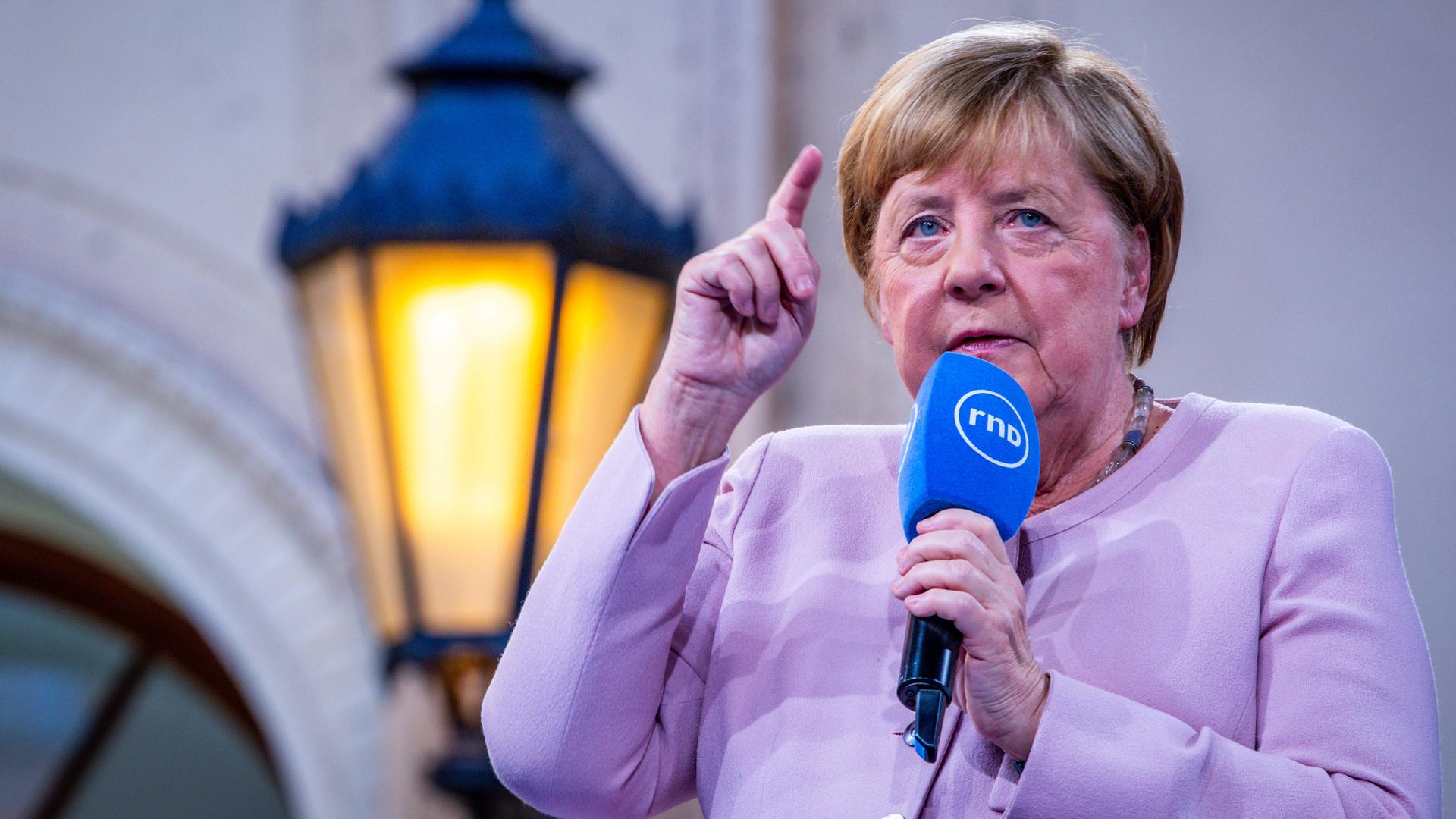 Ex-Bundeskanzlerin Angela Merkel (CDU) beantwortet bei einer Gesprächsrunde im Schlossinnenhof die Fragen von Bürgern.