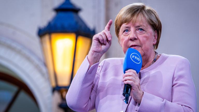 Ex-Bundeskanzlerin Angela Merkel (CDU) beantwortet bei einer Gesprächsrunde im Schlossinnenhof die Fragen von Bürgern.