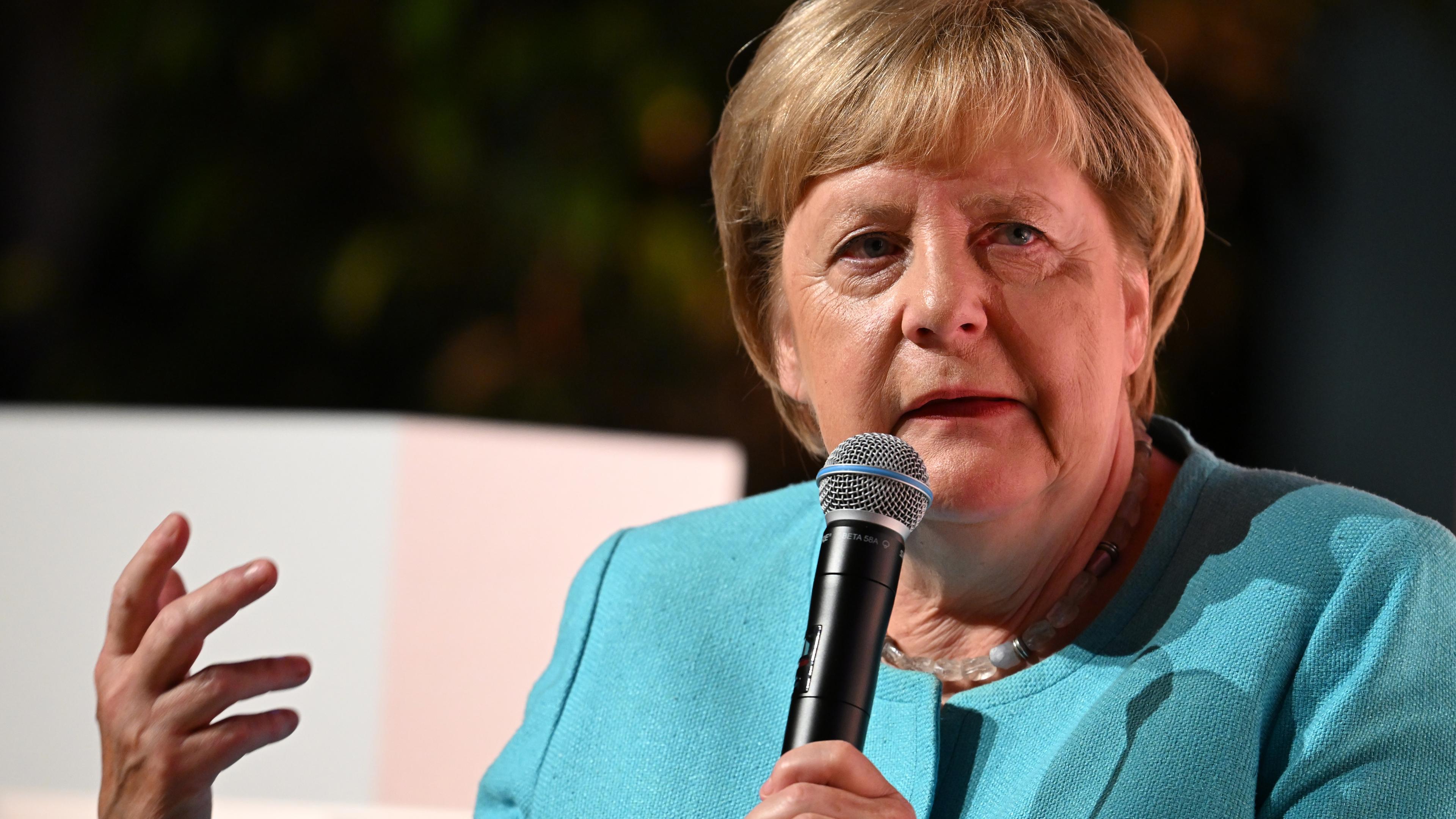 Ex-Kanzlerin Angela Merkel mahnt in der Flüchtlingspolitik "Maß und Mitte" an.