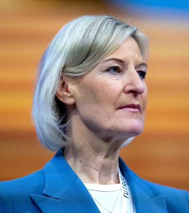 Angelika Niebler, Vorsitzende der CSU-Europagruppe, steht beim CSU-Parteitag in der Messehalle auf der Bühne.