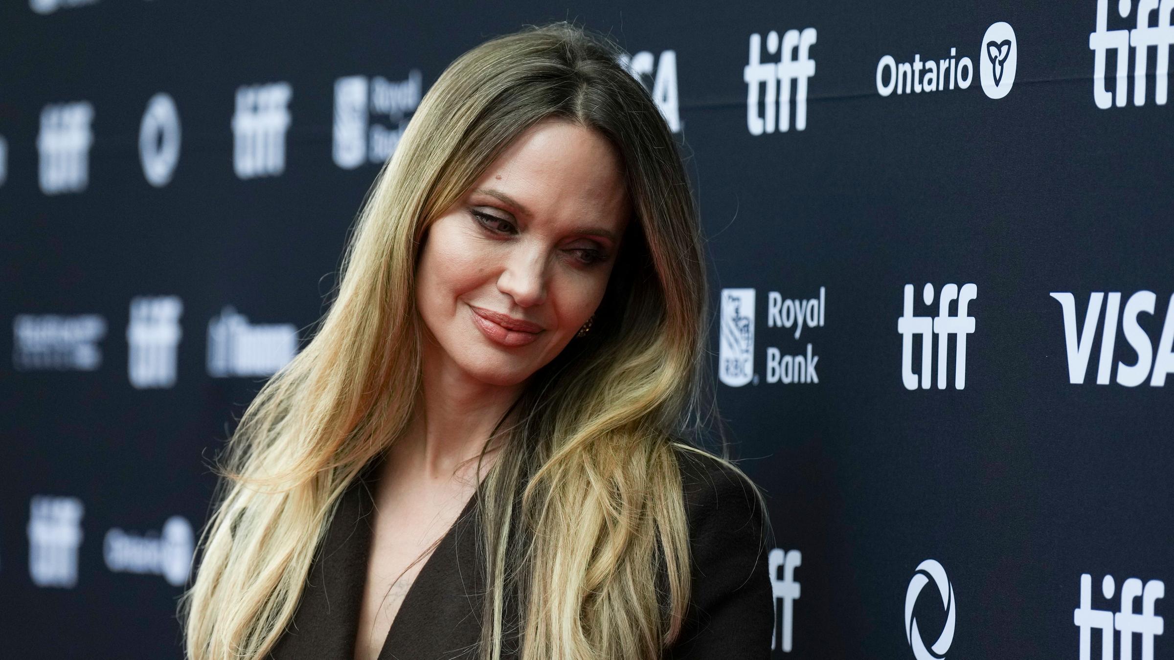 "Ohne meine Mutter wäre ich absolut nichts":  Angelina Jolie reagierte emotional auf eine Fan-Frage, wie man am besten mit einem Verlust umgeht. Jolies Mutter starb an Krebs. (10.09.2025)