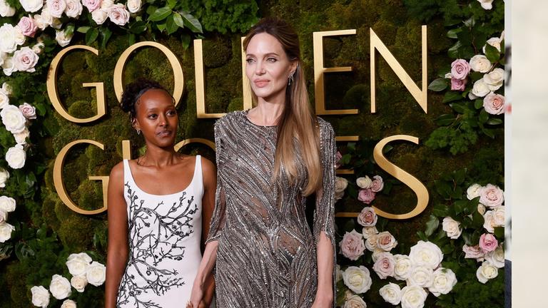 Die Ehe von Brad Pitt und Angelina Jolie ist seit Anfang Januar geschieden. Eine Tatsache, die die Schauspielerin mit Tochter Zahara bei den Golden Globes einfach weglächelte. (06.01.2025)