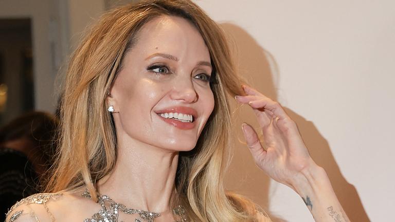 Es gibt kein Leben ohne Narben, sagt Angelina Jolie bei France Inter. Und die Narben ihrer Brustkrebs-OP liebe sie, weil sie dadurch "noch lange bei ihren Kindern sein kann". (11.02.2026)