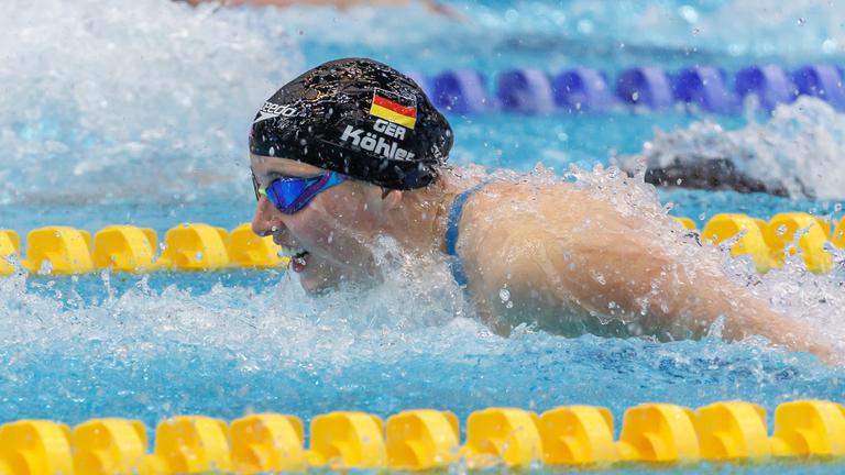 Die deutsche Schwimmerin Angelina Köhler vom SG Neukölln e.V. Berlin schwimmt bei den deutschen Meisterschaften auf der Bahn