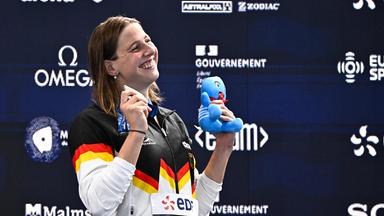 Angelina Köhler mit ihrer Silbermedaille über 100m Schmetterling