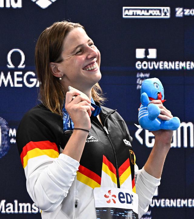 Angelina Köhler mit ihrer Silbermedaille über 100m Schmetterling