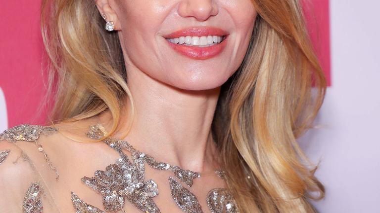 Angelina Jolie strahlt im Glitzerkleid