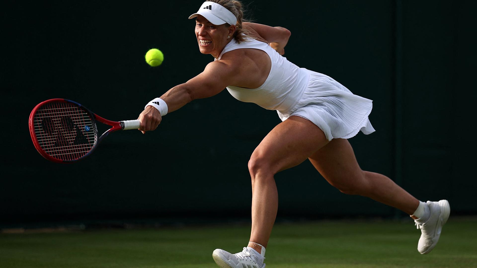Die deutsche Tennisspielerin Angelique Kerber spielt am zweiten Tag der Wimbledon Championships 2024.