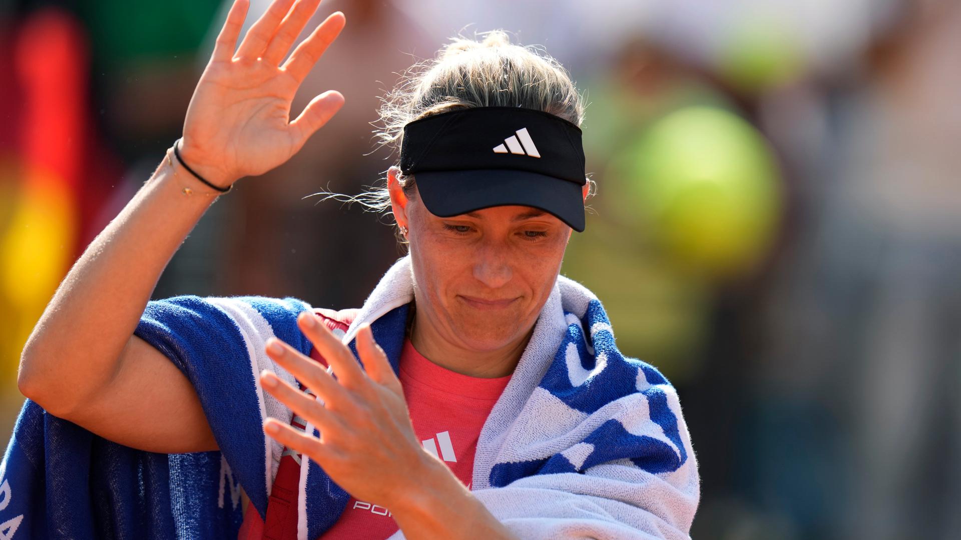 Archiv: Angelique Kerber winkt den Fans