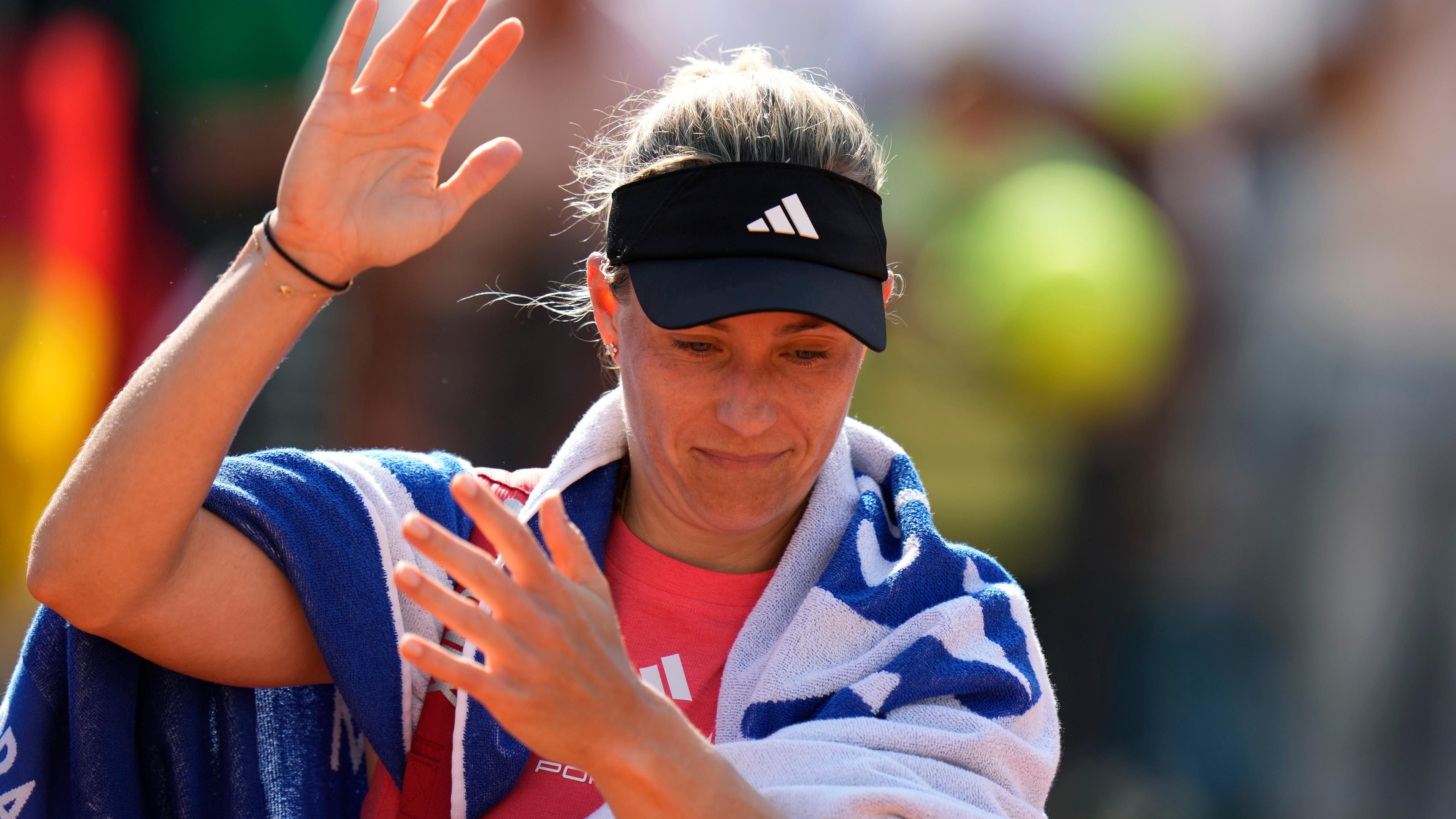 Archiv: Angelique Kerber winkt den Fans