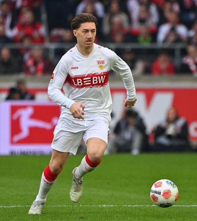 Angelo Stiller während eines Fußballspiels im VfB Stuttgart-Trikot
