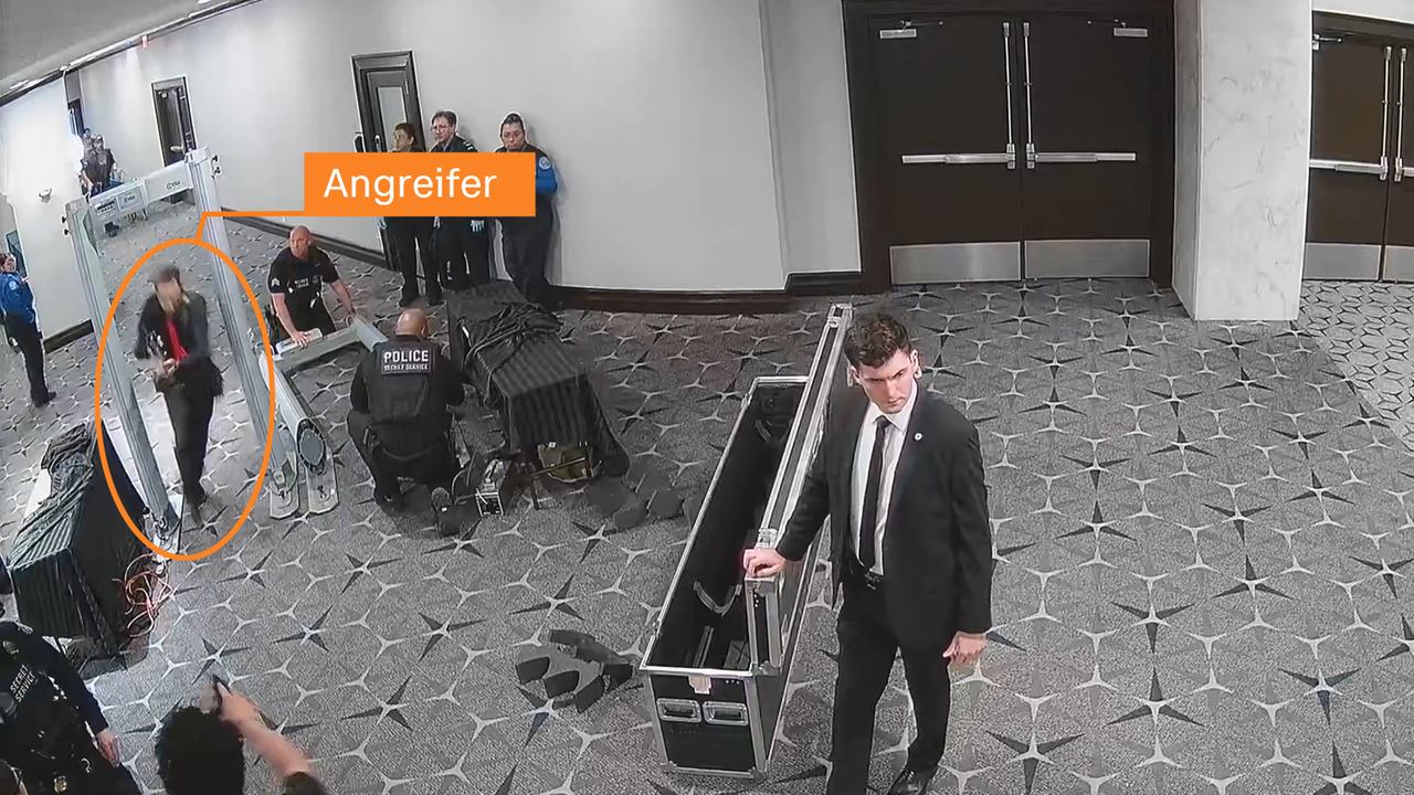 Der Moment, in dem der Angreifer durch den Metalldetektor stürmt.