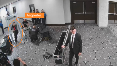 Der Moment, in dem der Angreifer durch den Metalldetektor stürmt.