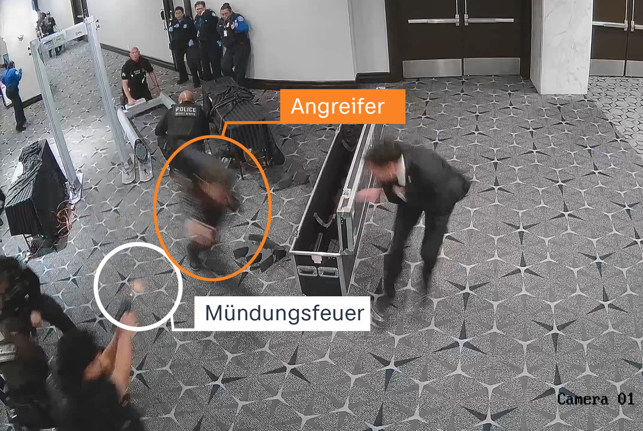 Vier Mal ist das Mündungsfeuer an der Waffe des Polizisten zu sehen.