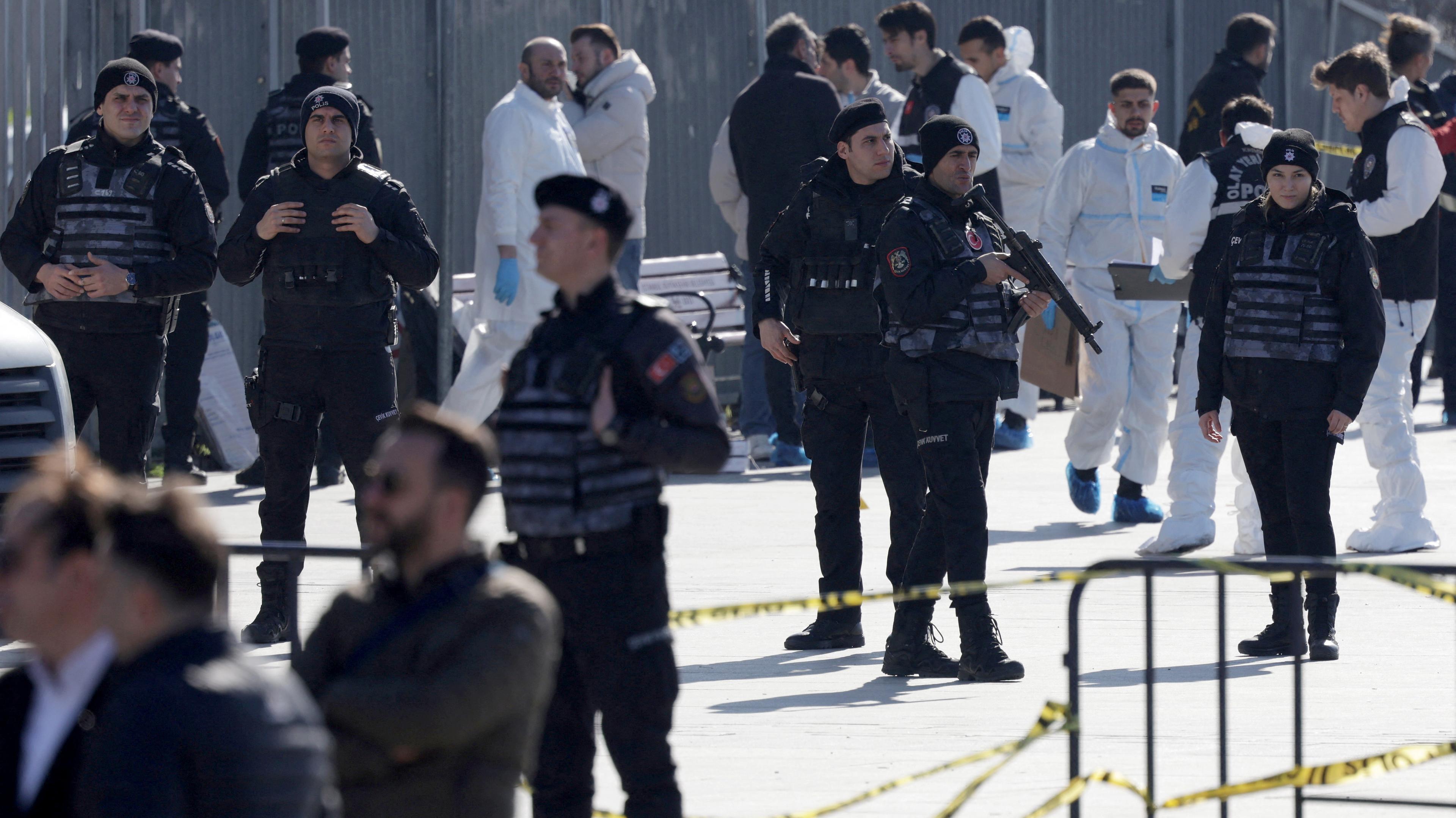 Forensische Experten der Polizei untersuchen den Bereich nach einer Schießerei vor dem Caglayan-Gerichtsgebäude in Istanbul, aufgenommen am 06.02.2024