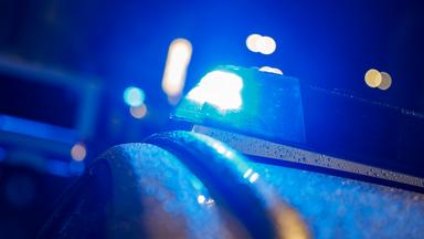 Das Blaulicht auf dem Dach eines Polizeifahrzeugs leuchtet. 