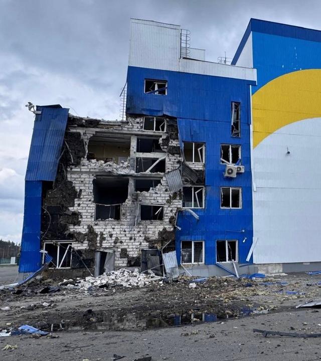 Dieses vom ukrainischen Kernkraftwerksbetreiber Energoatom am 07.06.2026 aufgenommene und veröffentlichte Foto zeigt eine durch russische Angriffe schwer beschädigte Atommülllagerstätte in der Sperrzone von Tschernobyl, Ukraine.