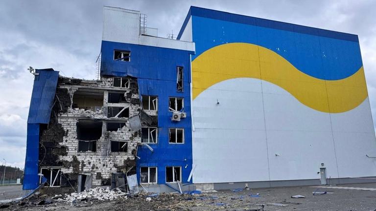 Dieses vom ukrainischen Kernkraftwerksbetreiber Energoatom am 07.06.2026 aufgenommene und veröffentlichte Foto zeigt eine durch russische Angriffe schwer beschädigte Atommülllagerstätte in der Sperrzone von Tschernobyl, Ukraine.