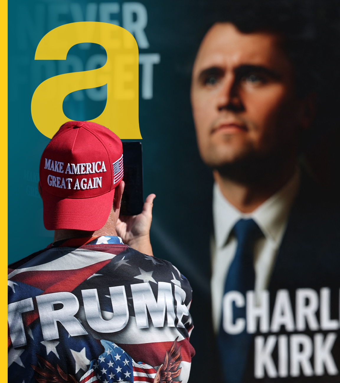 Ein Mann in der "Make America Great Again"-Cap, der ein Bild vom Poster mit Charlie Kirk macht