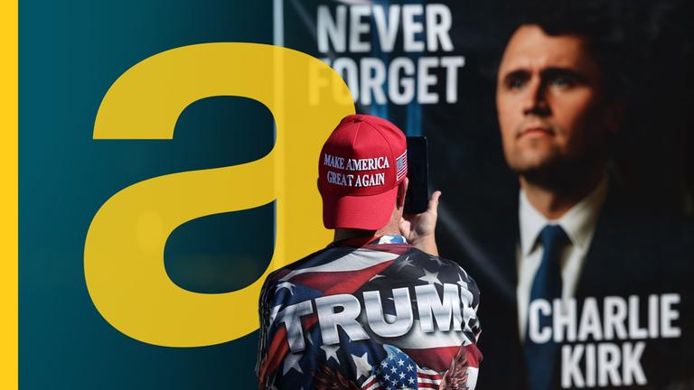 Ein Mann in der "Make America Great Again"-Cap, der ein Bild vom Poster mit Charlie Kirk macht