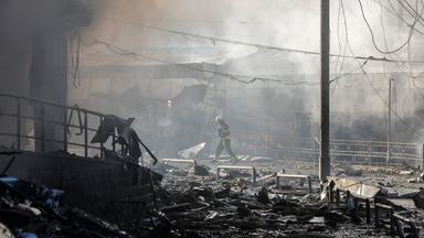 Eine ukrainische Rettungskraft ist am 24.05.2026 am Ort eines russischen Angriffs auf ein Einkaufszentrum in Kiew, Ukraine, im Zuge der russischen Invasion im Einsatz. 