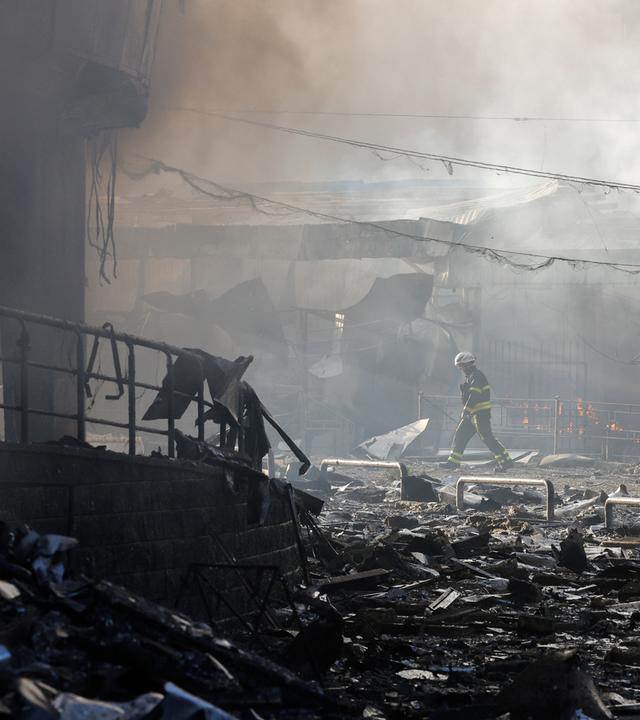 Eine ukrainische Rettungskraft ist am 24.05.2026 am Ort eines russischen Angriffs auf ein Einkaufszentrum in Kiew, Ukraine, im Zuge der russischen Invasion im Einsatz. 