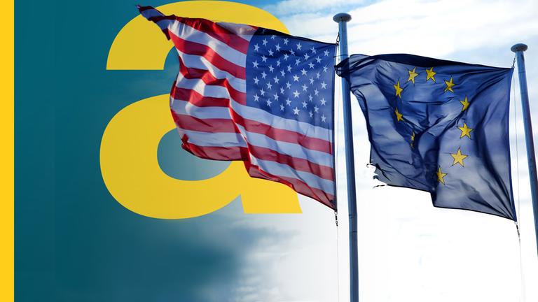 Zwei wehende Flaggen, die europäische und US-Flagge
