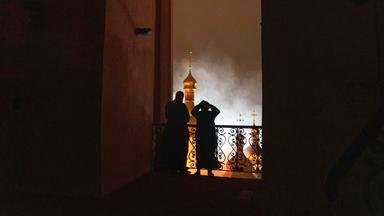 Bischof Avraamiy (rechts) von der Kiewer Höhlenkloster-Lawra der Ukrainischen Orthodoxen Kirche blickt während eines russischen Angriffs auf Kiew am 15.06.2026, auf die brennende Mariä-Entschlafens-Kathedrale der Kiewer Höhlenkloster-Lawra, auch bekannt als das Höhlenkloster. 