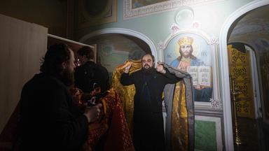 Ein Priester trägt während eines russischen Angriffs Kirchengeräte aus der brennenden Mariä-Entschlafens-Kathedrale der Kiewer Höhlenkloster (Kyiv-Pechersk Lavra) am 15.06.2026 heraus. 