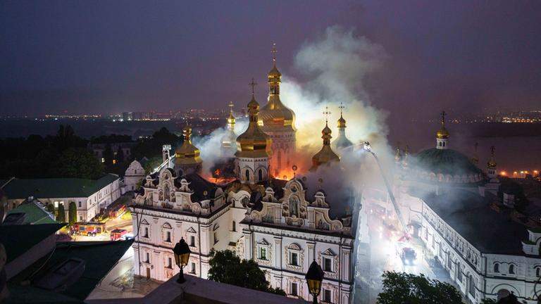 Rettungskräfte versuchen, einen Brand in der Mariä-Entschlafens-Kathedrale des tausendjährigen Höhlenklosters, auch bekannt als Kiewer Höhlenkloster, nach einem russischen Angriff am 15.06.2026 zu löschen. 