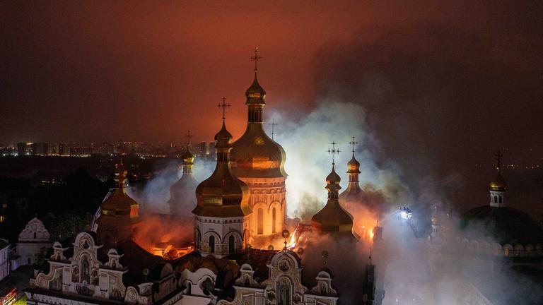 Rettungskräfte löschen während eines russischen Angriffs auf Kiew einen Brand in der Mariä-Entschlafens-Kathedrale der Kiewer Höhlenkloster am 15.06.2026.