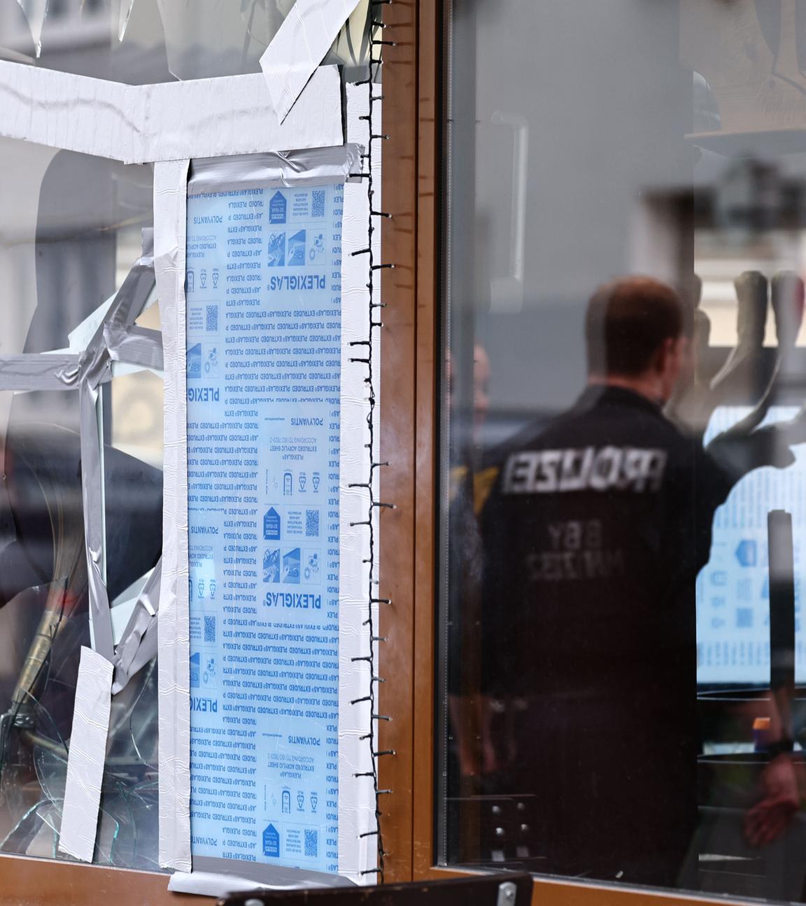 Die Polizei ermittelt im Restaurant „Eclipse Grillbar“, nachdem es in der Nacht vom 10.04.2026 in München beschädigt wurde. 
