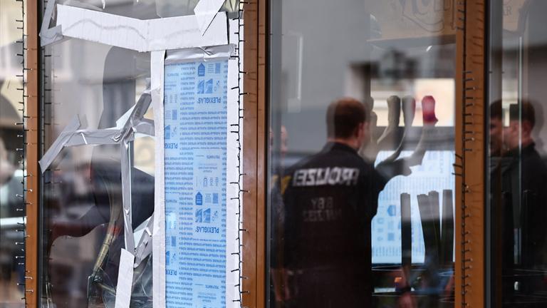 Die Polizei ermittelt im Restaurant „Eclipse Grillbar“, nachdem es in der Nacht vom 10.04.2026 in München beschädigt wurde. 