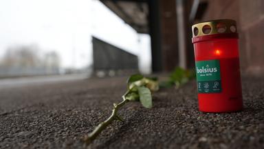 Landstuhl: Blumen und Kerzen liegen am Bahnsteig nach dem Tod eines Zugbegleiters.