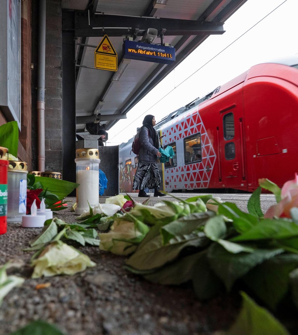 Kerzen und Blumen erinnern auf dem Bahnsteig am Bahnhof in Landstuhl an den getöteten Bahnmitarbeiter Serkan C.
