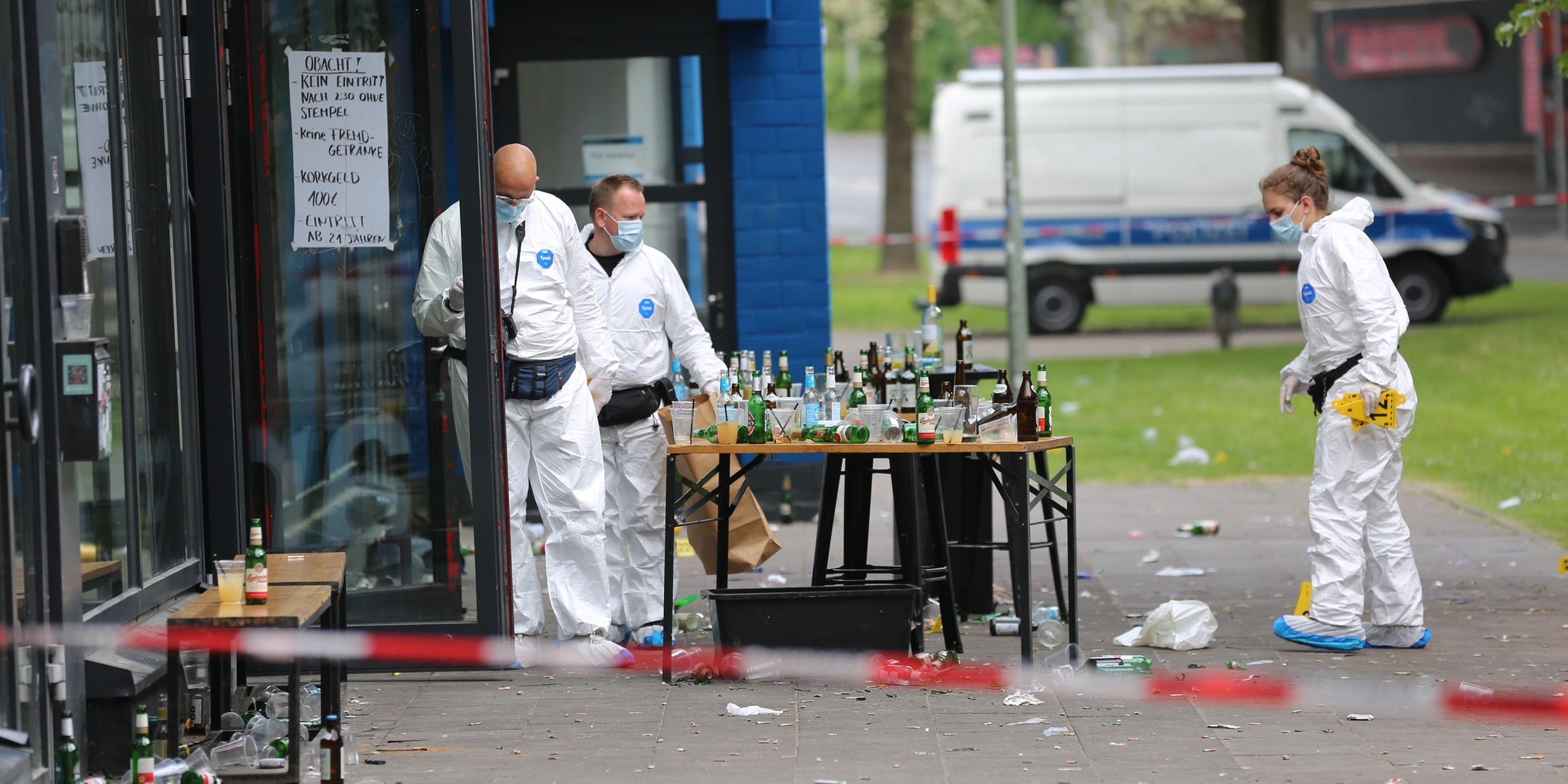 Nordrhein-Westfalen, Bielefeld: Polizei und Spurensicherung im Einsatz.