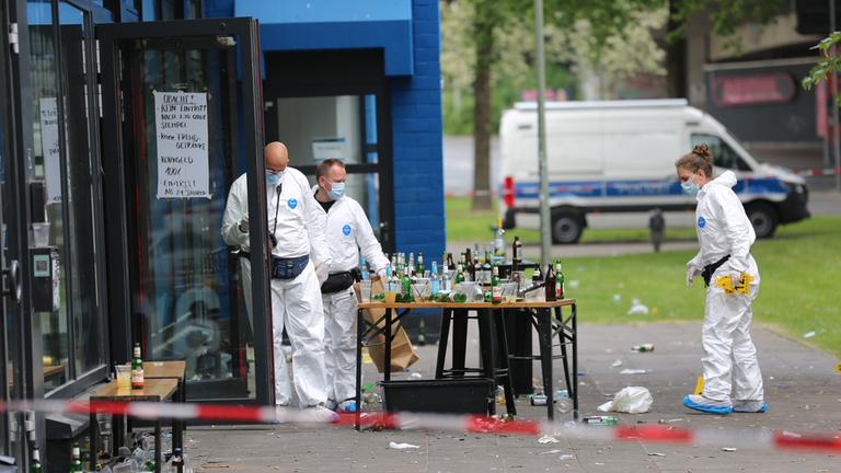Nordrhein-Westfalen, Bielefeld: Polizei und Spurensicherung im Einsatz.