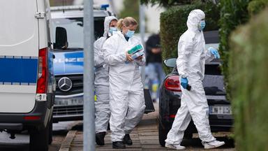 Kriminaltechniker treffen am Tatort ein, nachdem Herdeckes neu gewählte Bürgermeisterin Iris Stalzer am 7. Oktober 2025 bei einer Messerattacke schwer verletzt aufgefunden wurde.