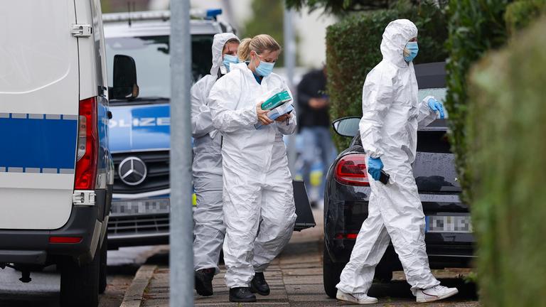 Kriminaltechniker treffen am Tatort ein, nachdem Herdeckes neu gewählte Bürgermeisterin Iris Stalzer am 7. Oktober 2025 bei einer Messerattacke schwer verletzt aufgefunden wurde.